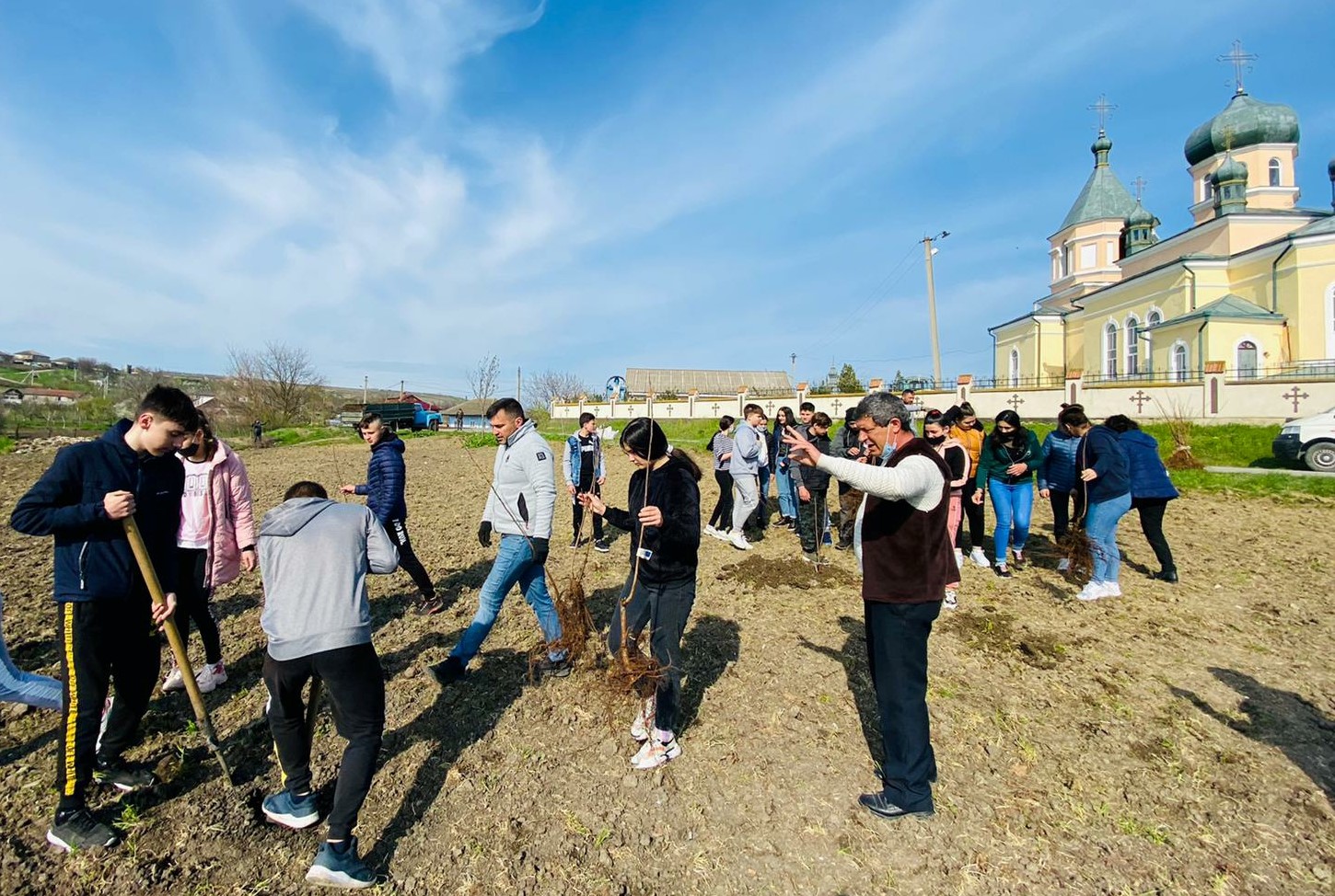 Mai multe instituţii de învăţământ vor primi în dar câte o livadă de alun