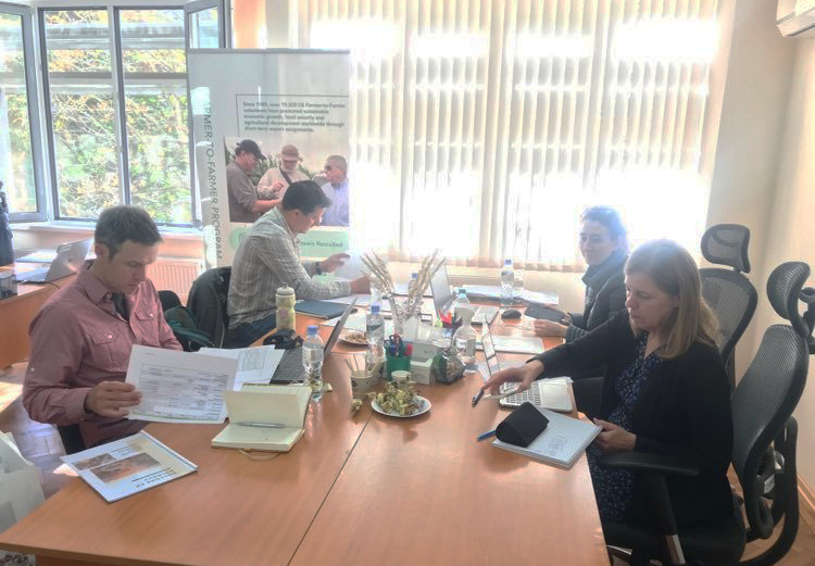 Trei voluntari americani acordă consultanță gratuită fermierilor moldoveni în cadrul Programului „Farmer-to-Farmer”